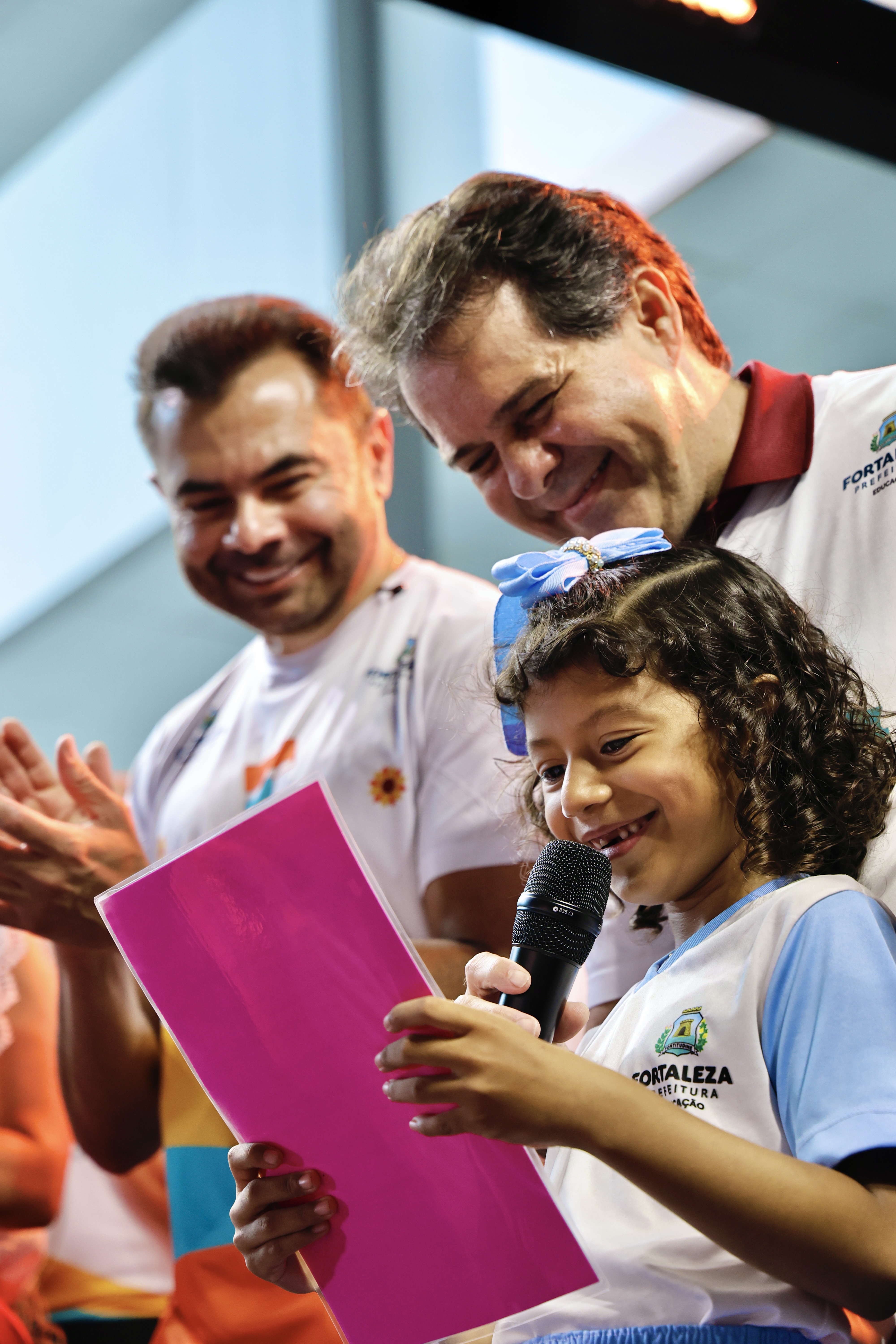 aluna lendo um livro e sendo observada por Evandro 